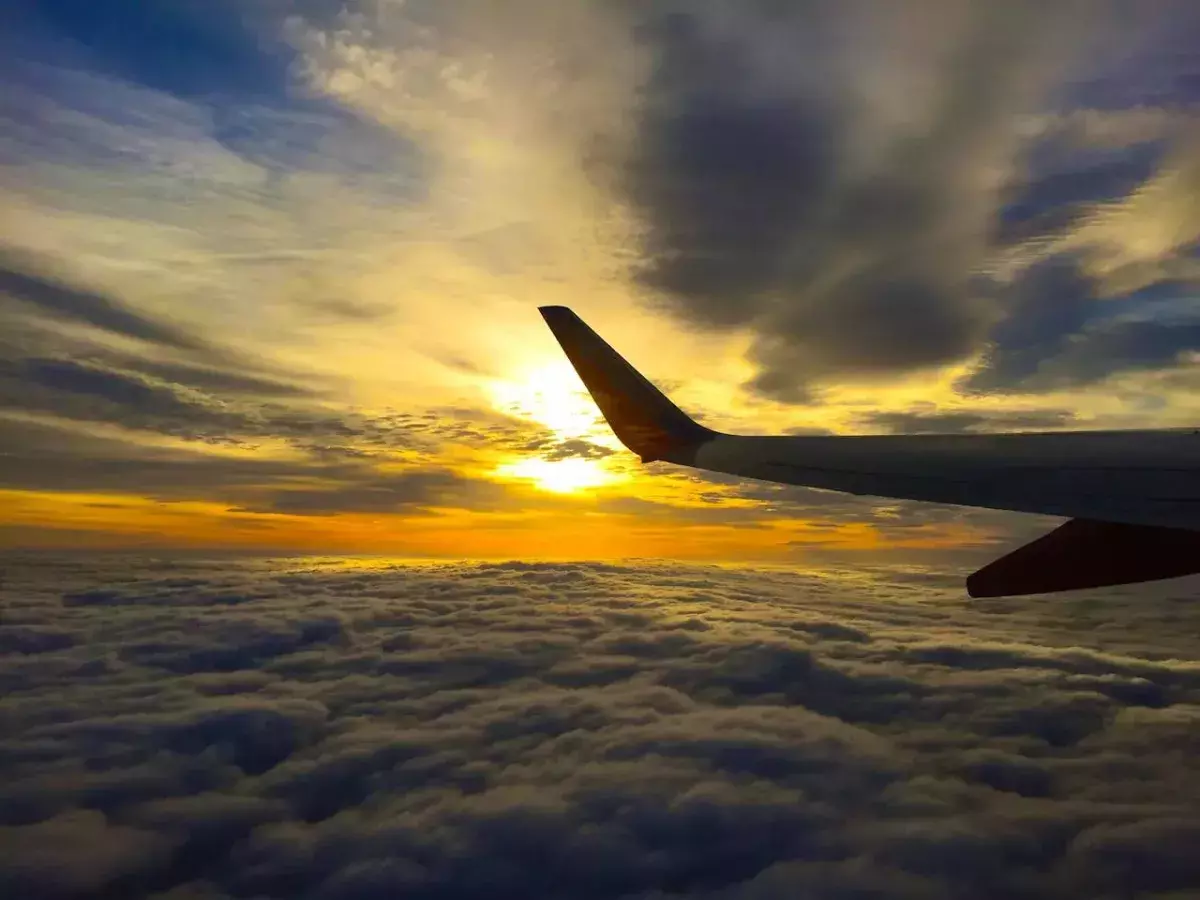 un avion en vol et des nuages
