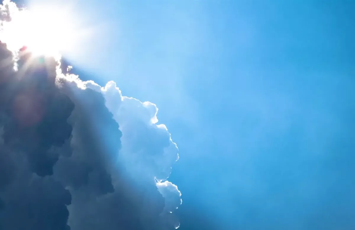 Ciel bleu avec soleil
