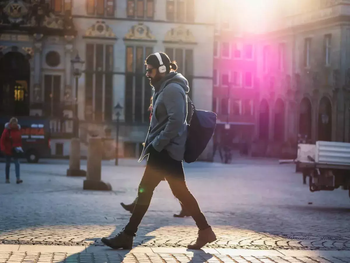 Un homme marche en hiver