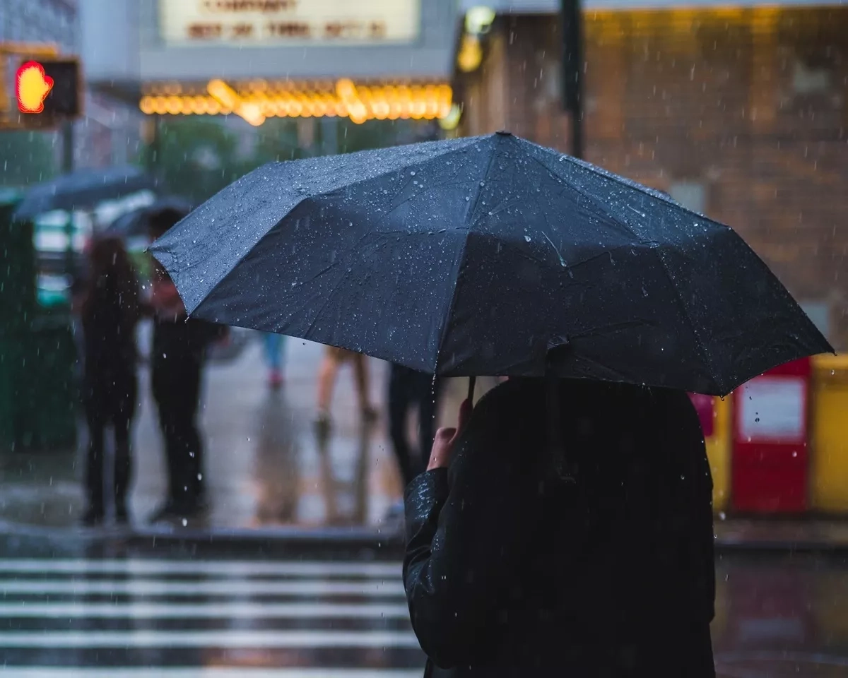 Une femme tient un parapluie