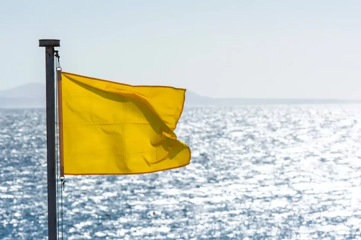 Drapeau jaune sur la plage