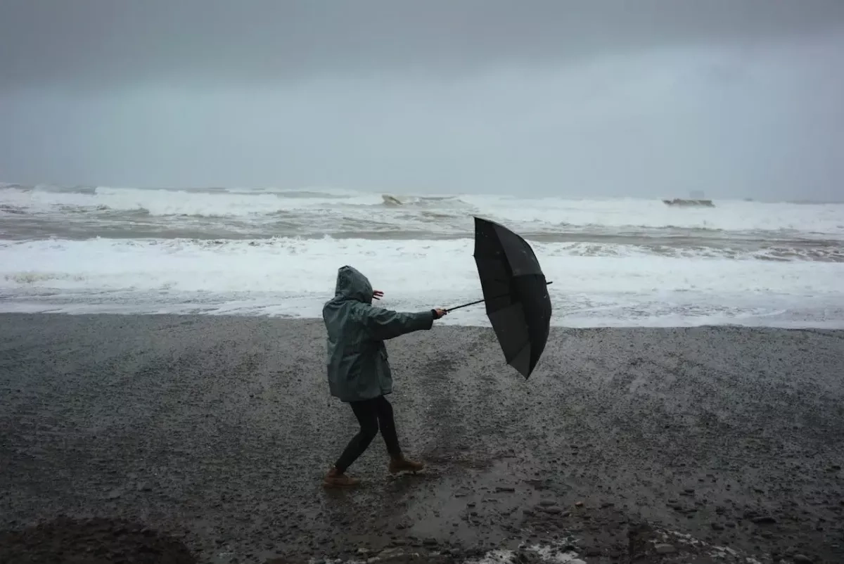 Pluie sur la plage