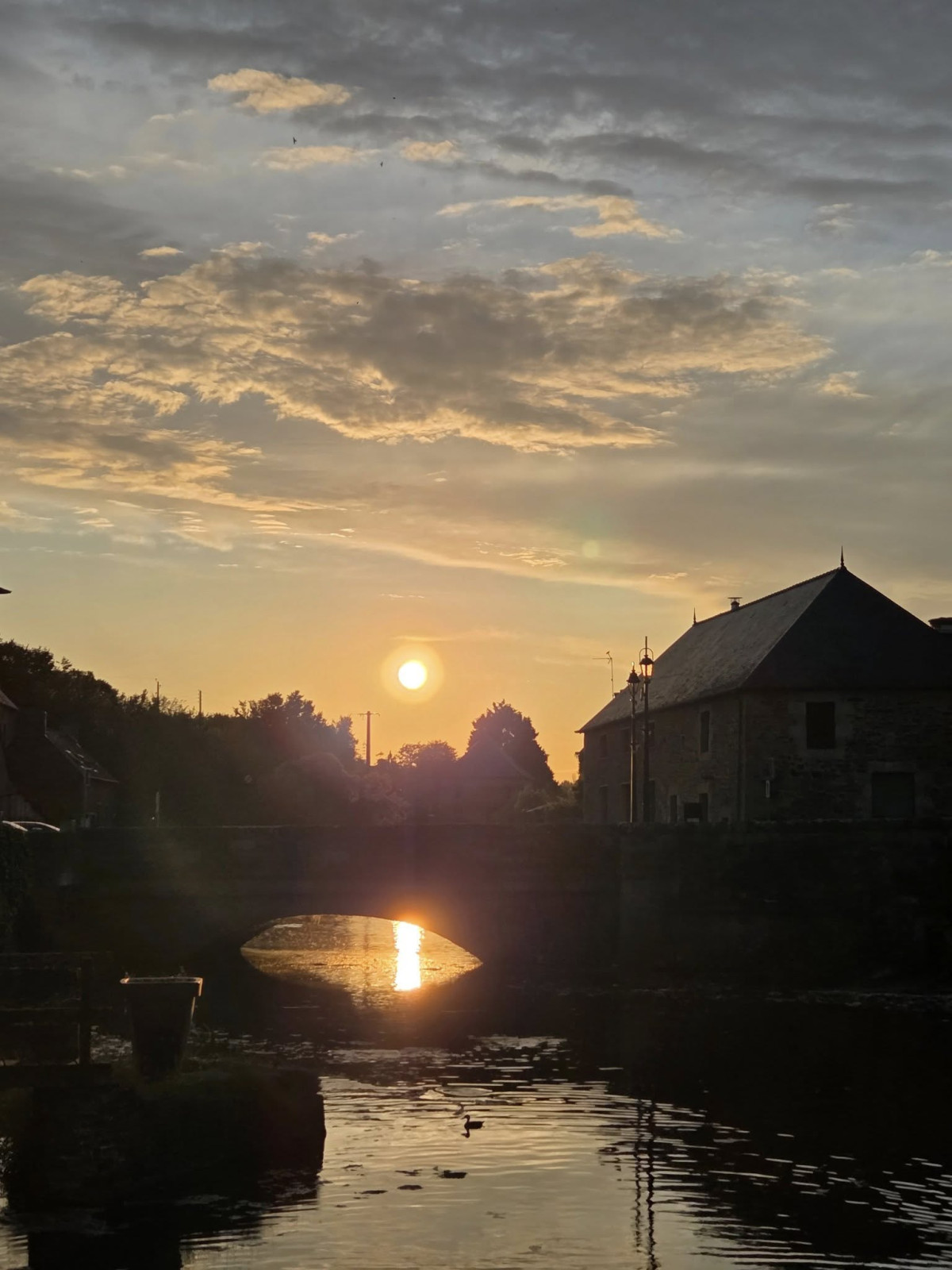 Coucher de soleil sur un village