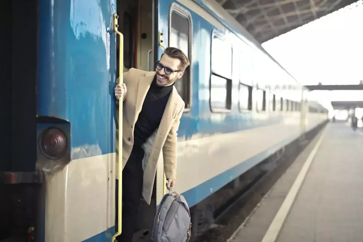 un homme entre dans un train