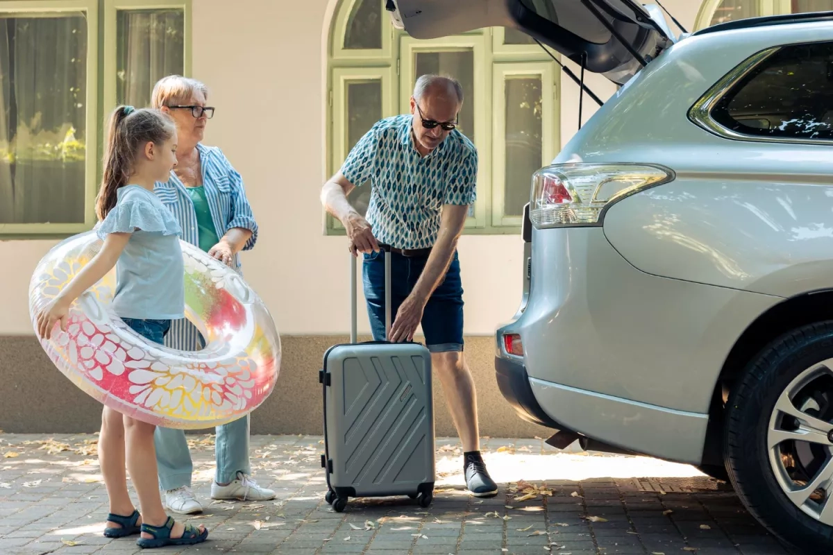 Famille qui charge la voiture pour les vacances