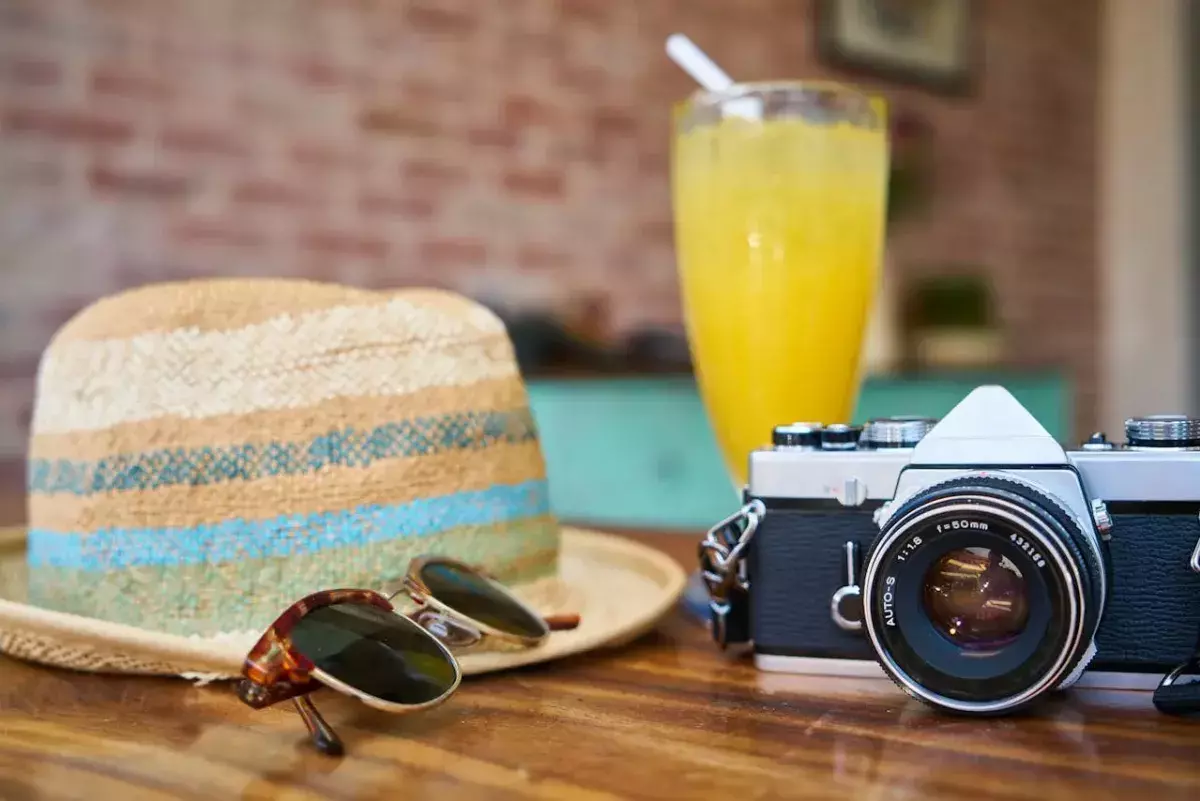 Chapeau de paille et lunettes de soleil