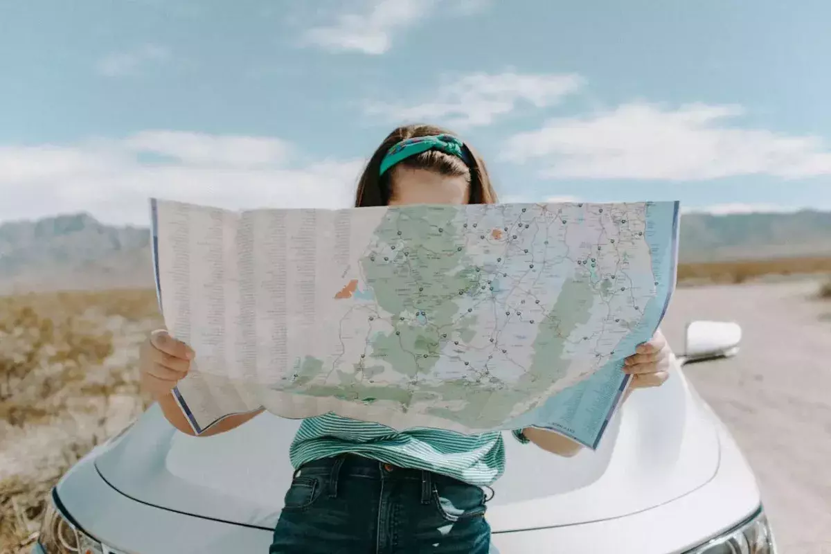Une femme à côté d'une voiture