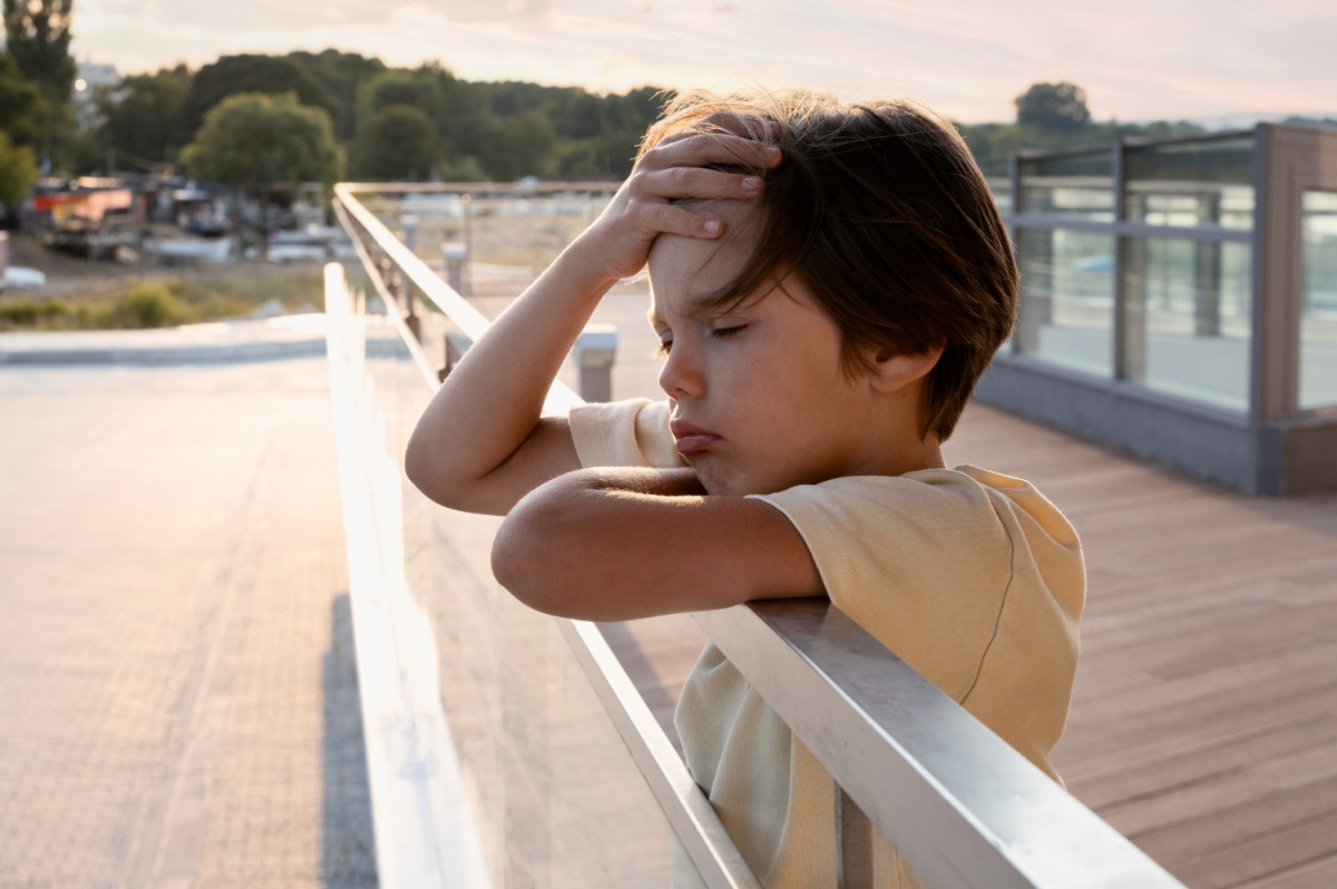 Un enfant semble avoir chaud