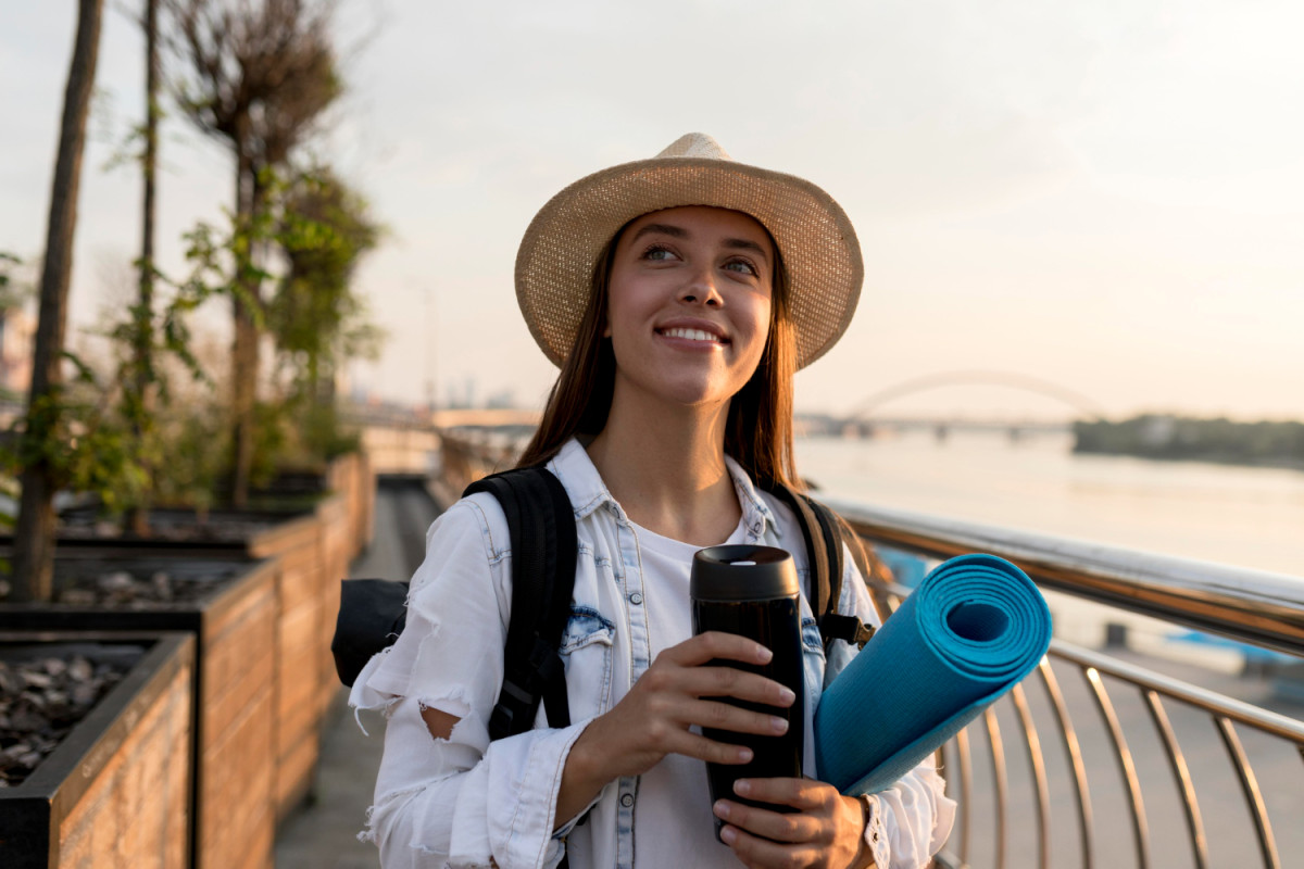 Une femme avec un chapeau et une gourde