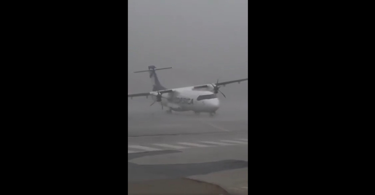 Avion soulevé par le vent