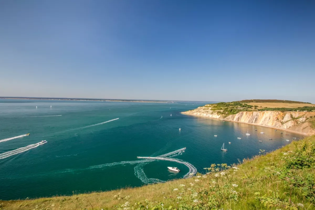 Paysage avec mer et falaises