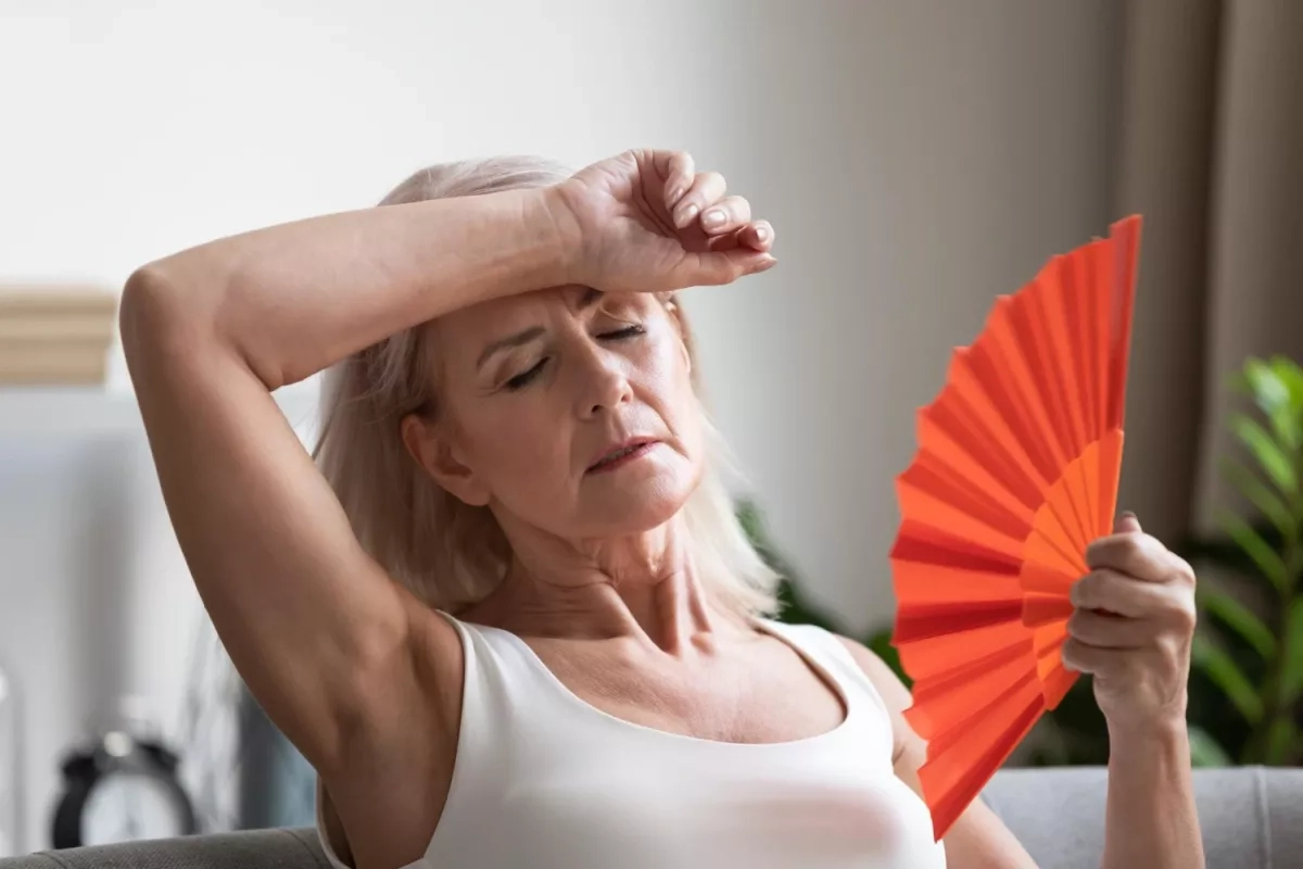 Une femme âgée semble avoir chaud