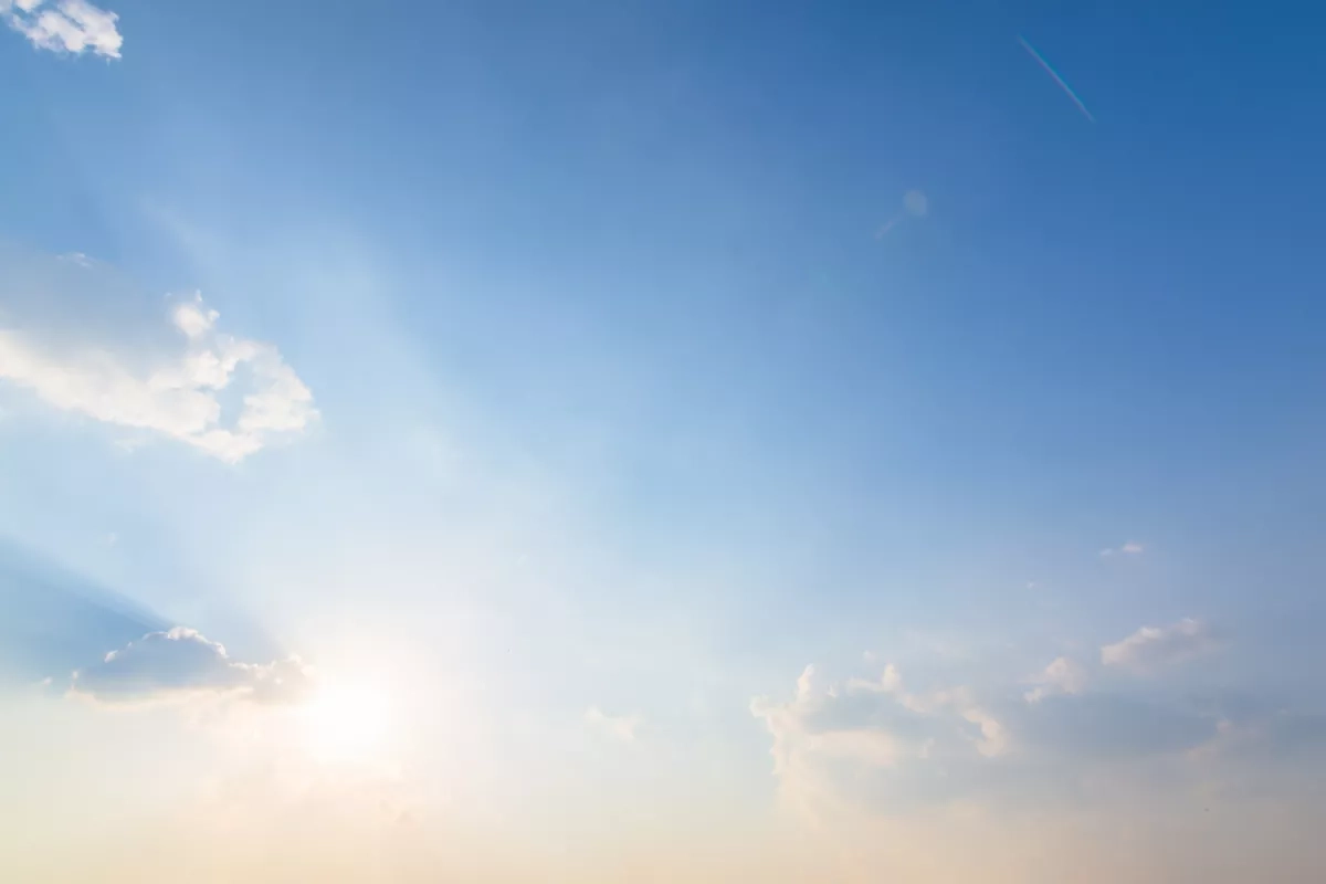 Ciel bleu avec soleil