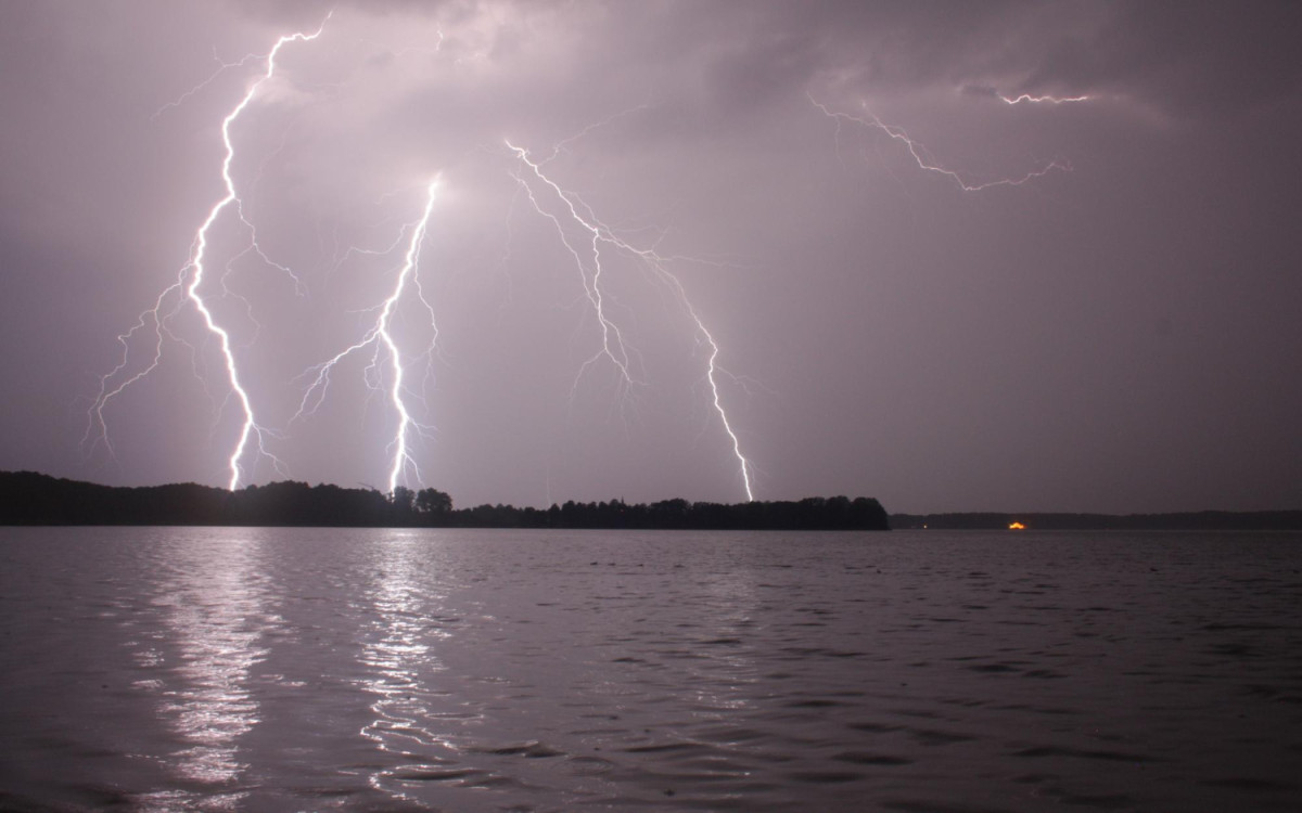Des éclairs zèbrent le ciel