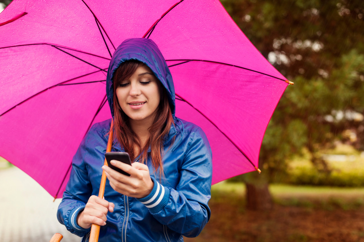 Jeune femme au téléphone avec un parapluie