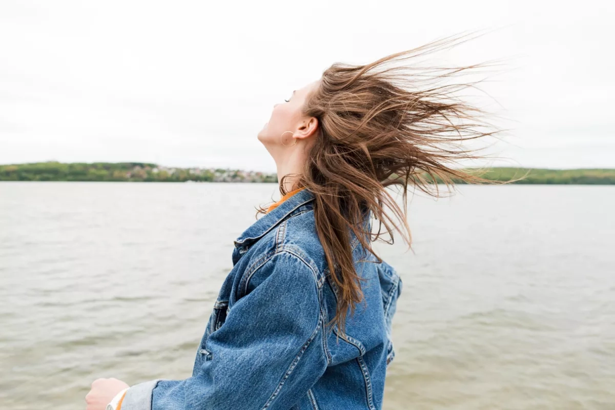 Femme en plein vent