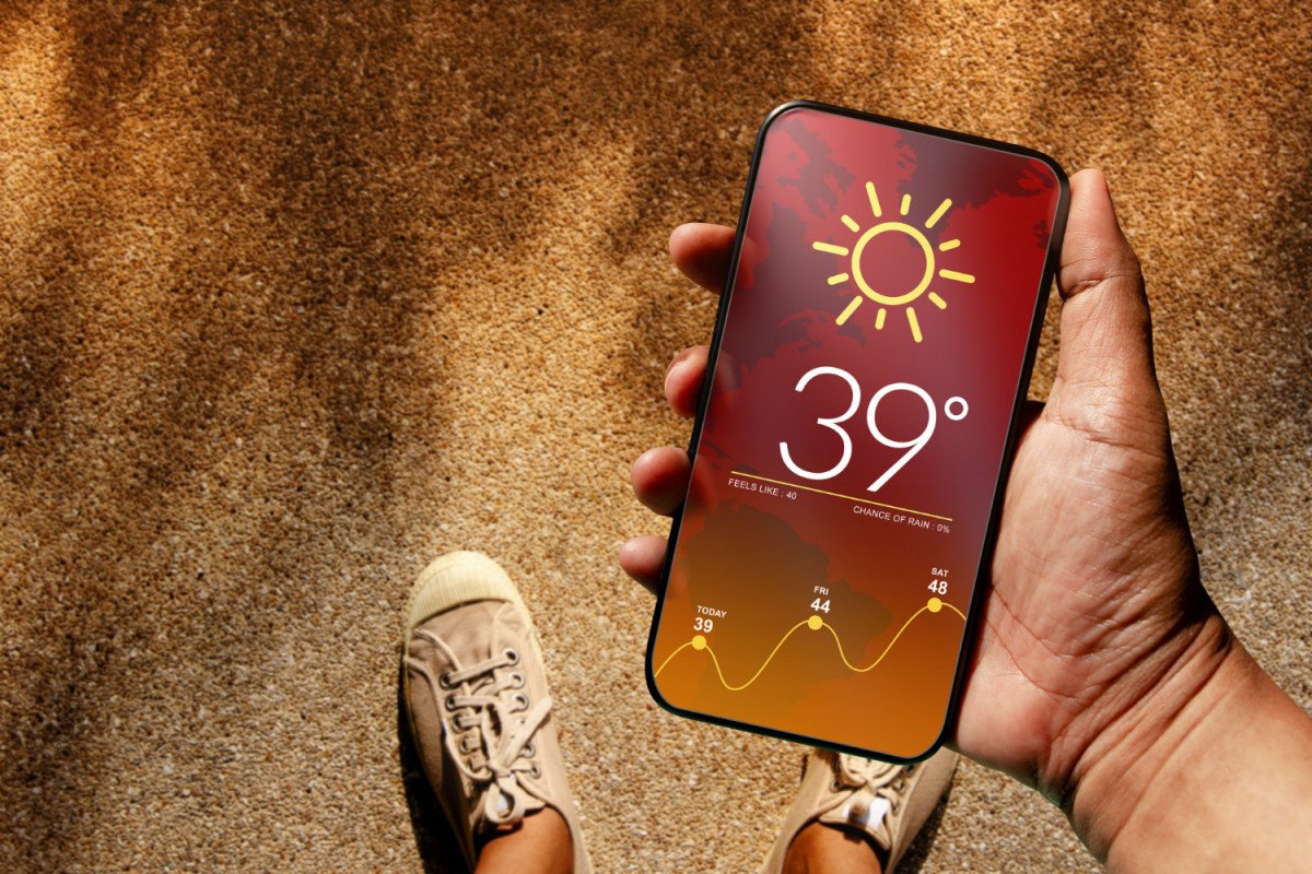 Un homme tient un smartphone dans la main