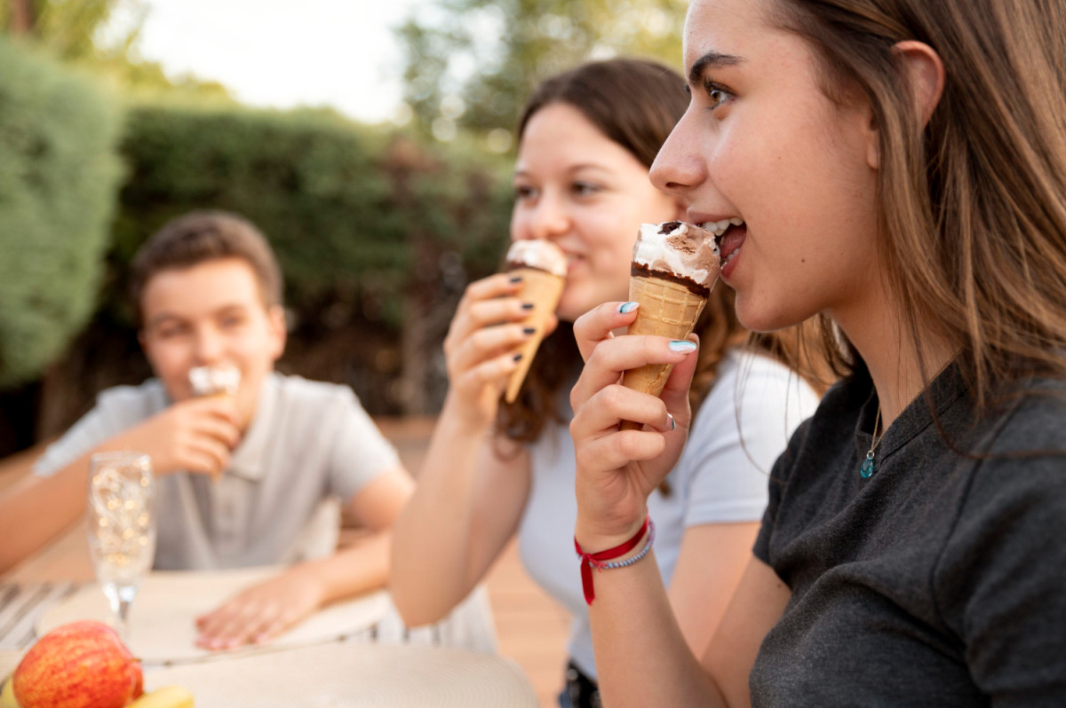 Des enfants mangent des glaces