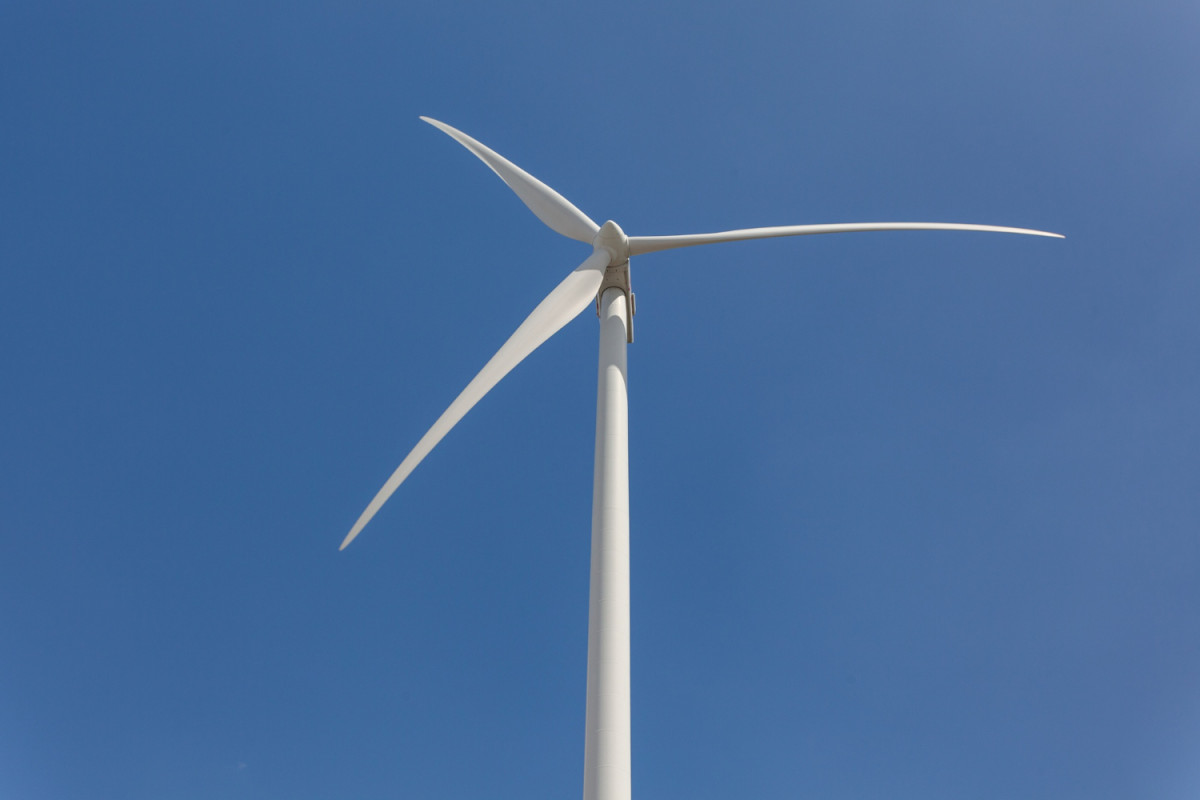 Eolienne et ciel bleu