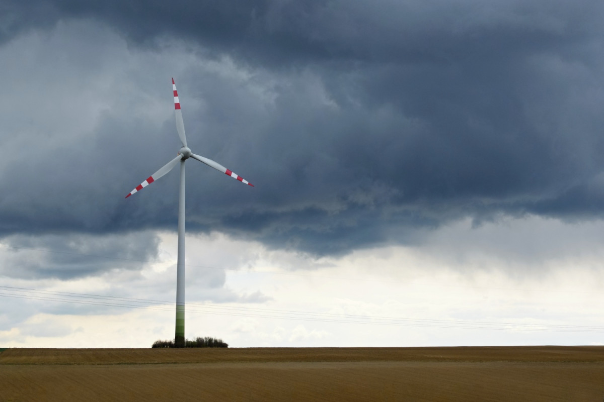 Eolienne sur fond de ciel gris
