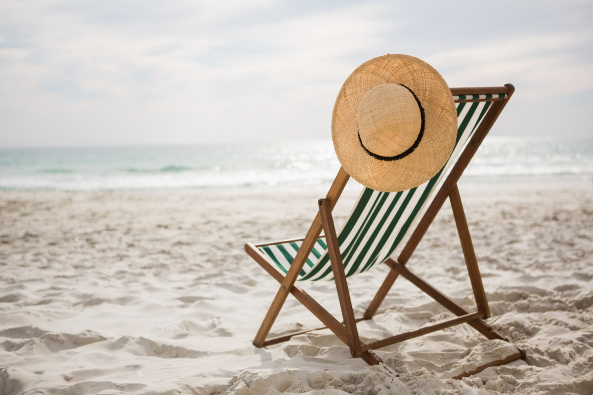 Plage avec transat