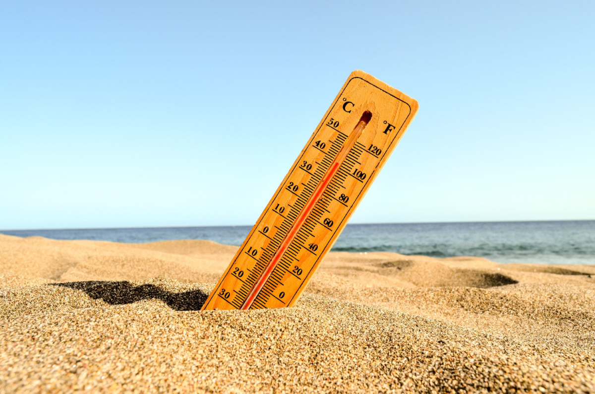 Thermomètre planté dans le sable