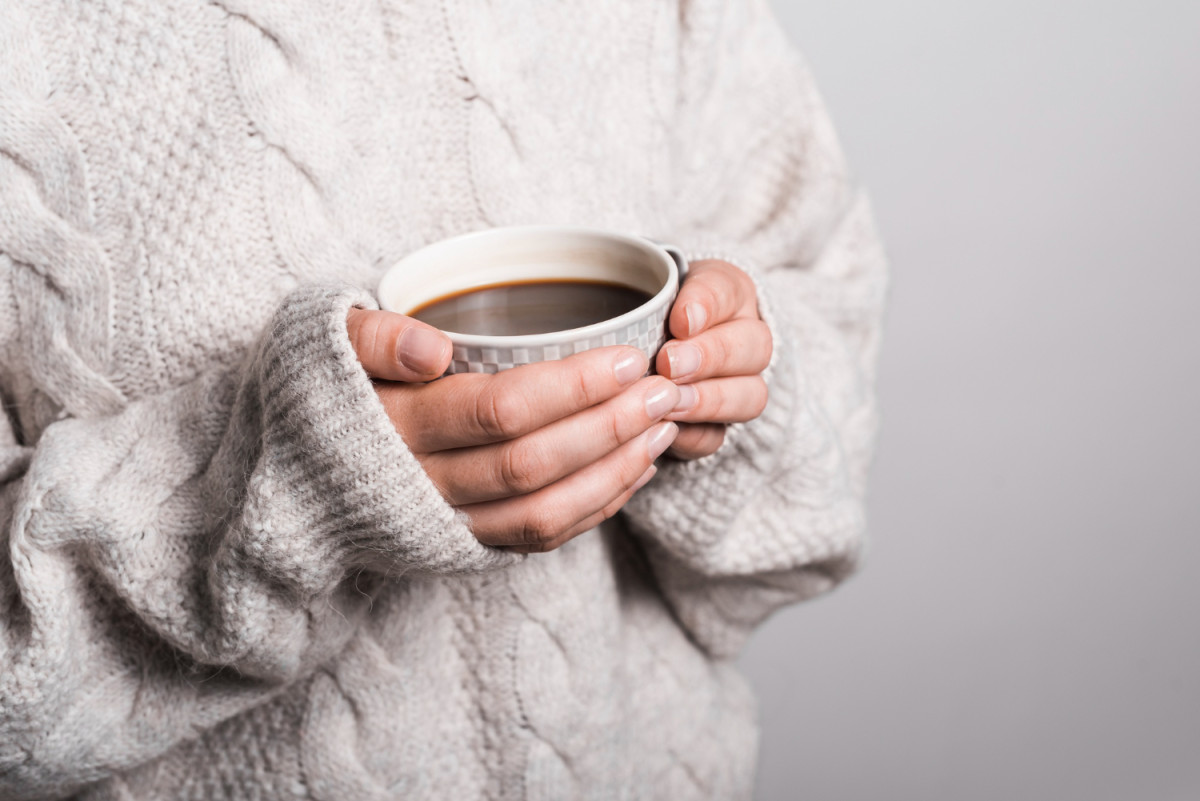 Une femme tient un bol de chocolat chaud