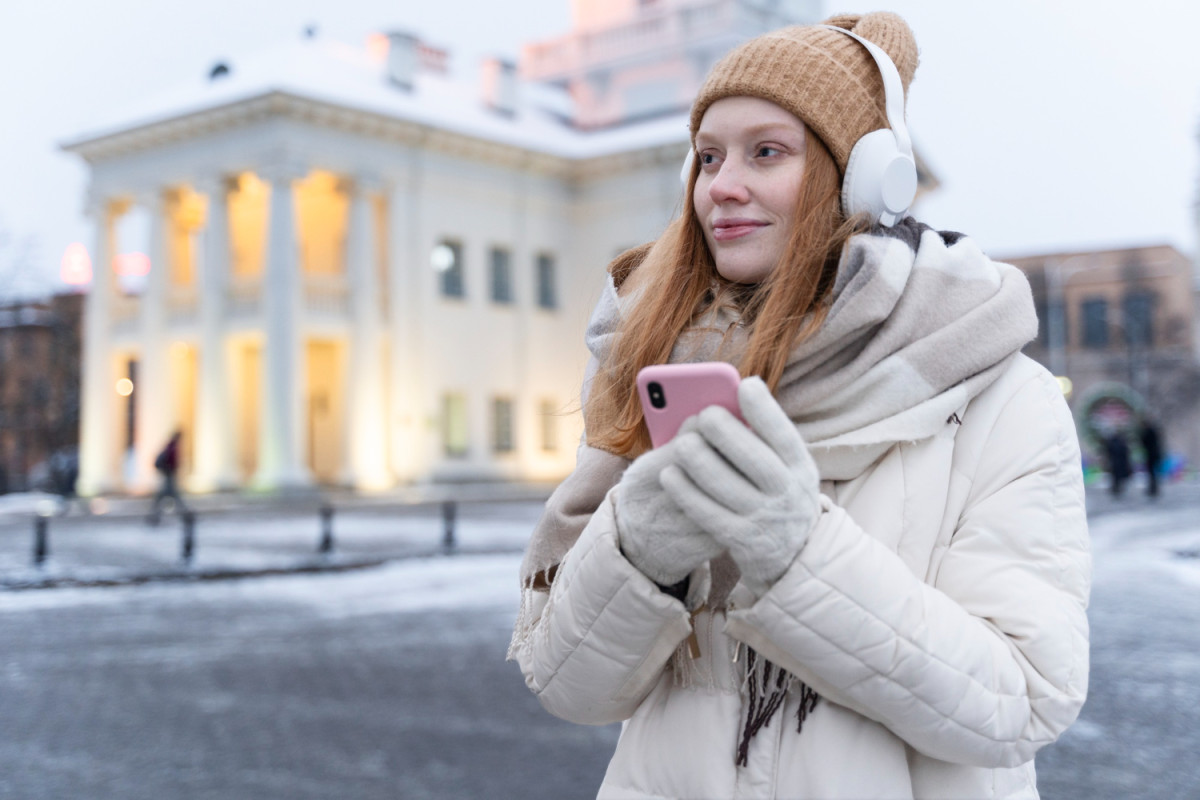 Une femme vêtue d'un bonnet et de gants