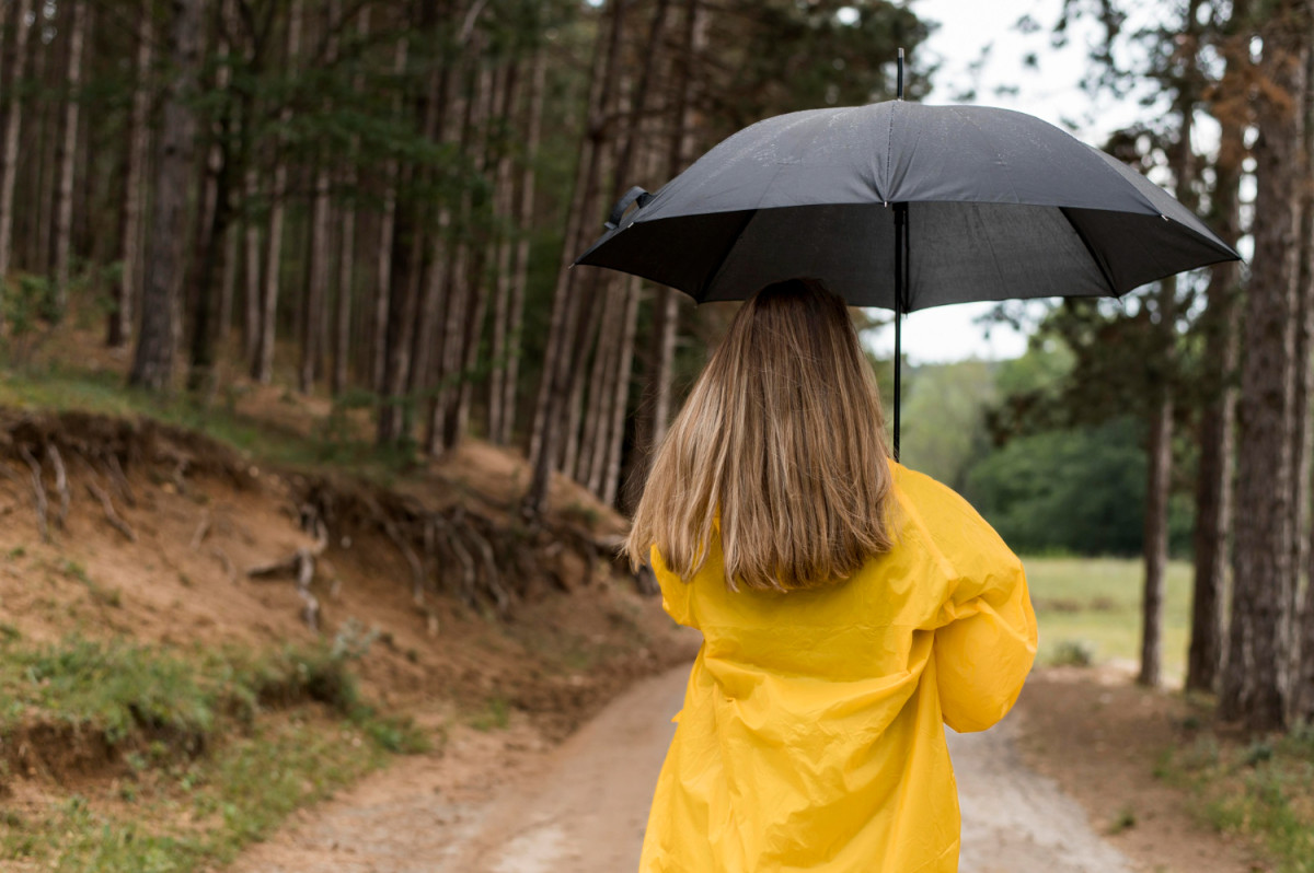 Femme tenant un parapluie