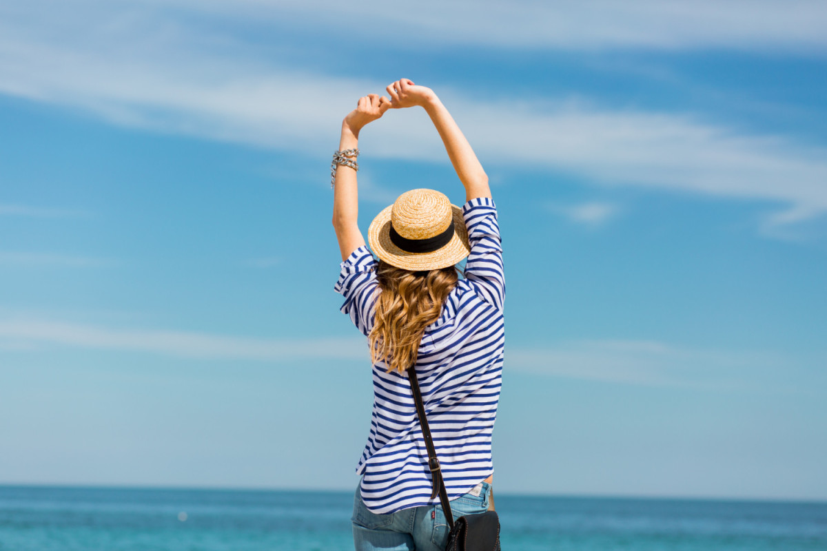 Une femme s'étire sous le soleil
