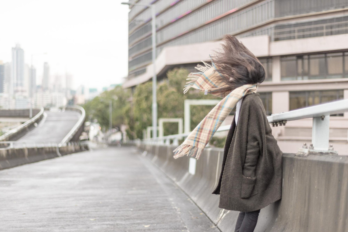 Femme qui fait face au vent