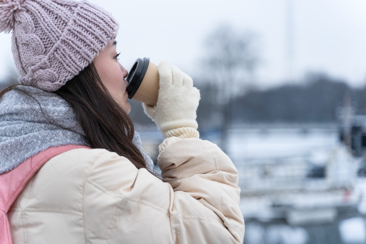Une femme boit une boisson chaude