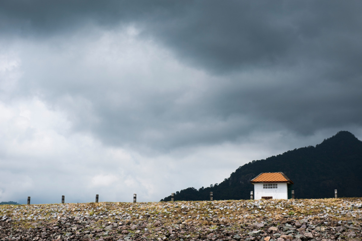Maison seule sous un ciel de pluie