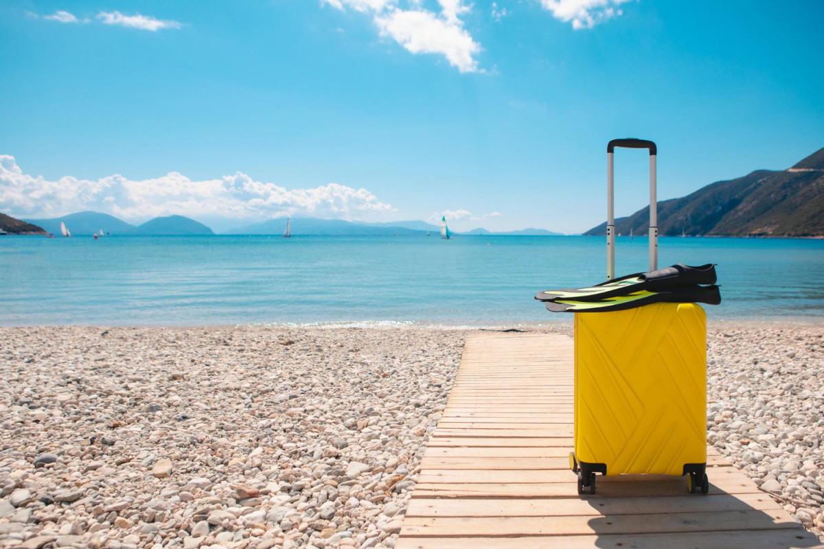 Une valise sur la plage
