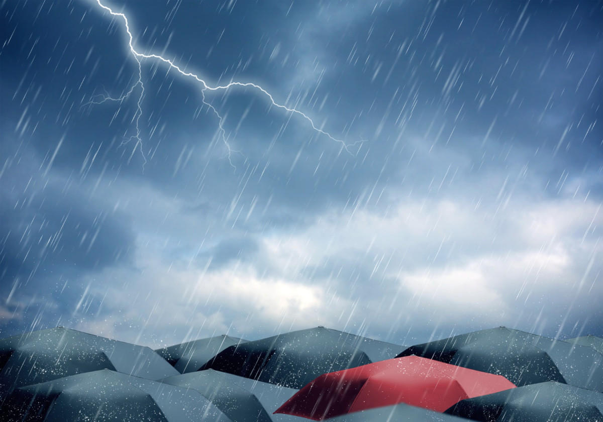 Des parapluies sous un orage