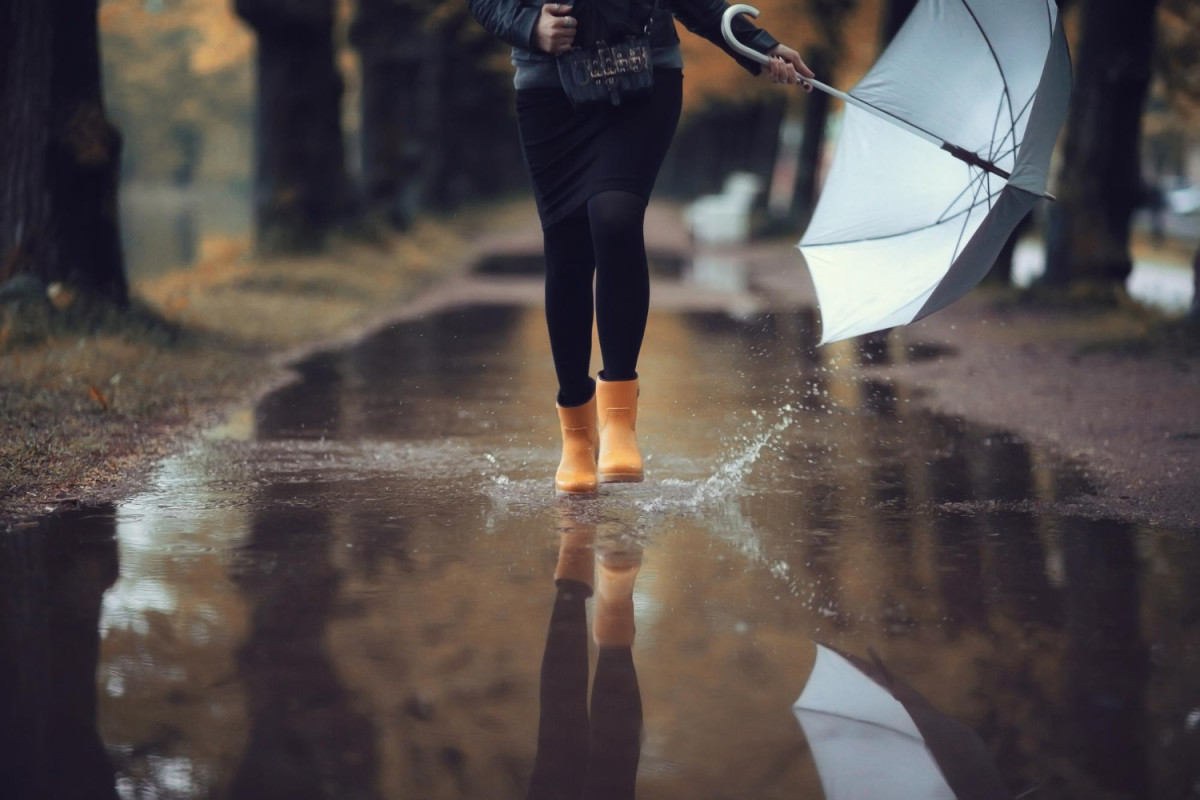 Une femme marche dans des flaques d'eau
