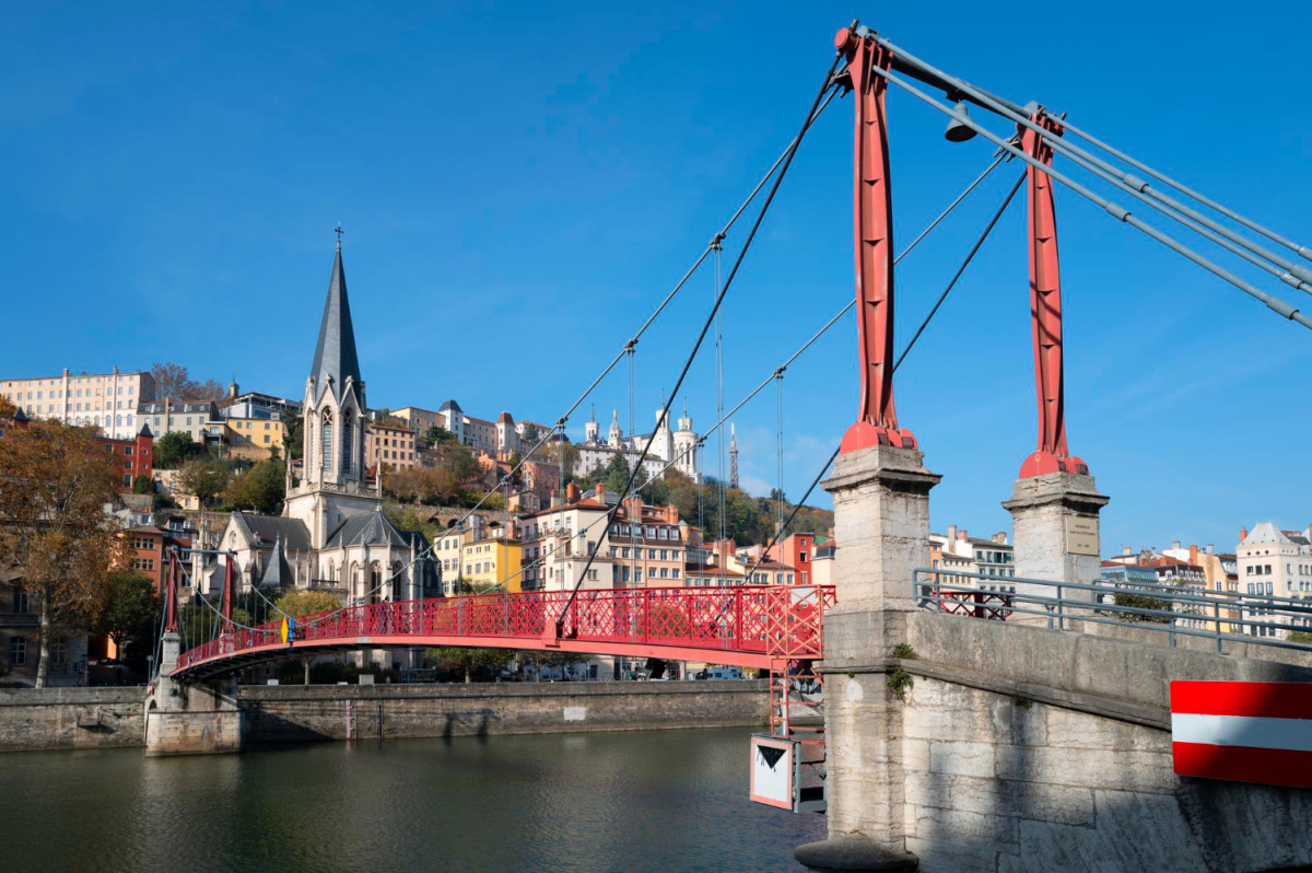 Pont rouge à Lyon