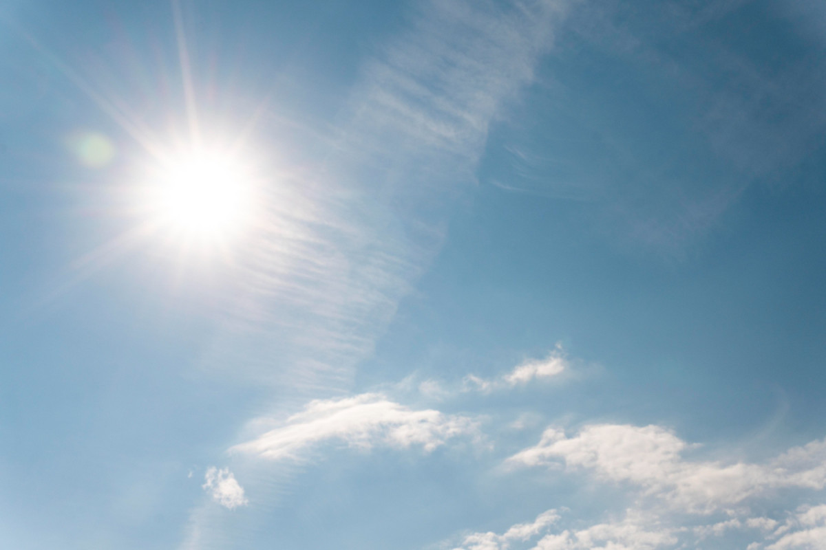 Soleil avec ciel bleu