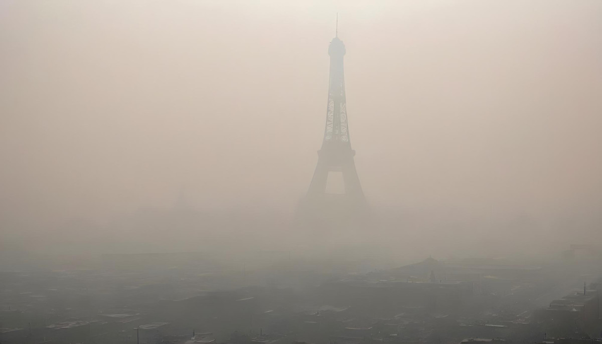 Brouillard autour de la tour Eiffel