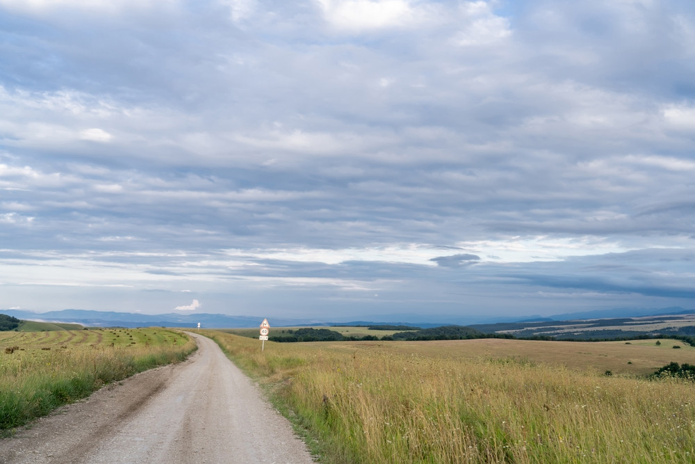 Campagne et ciel nuageux