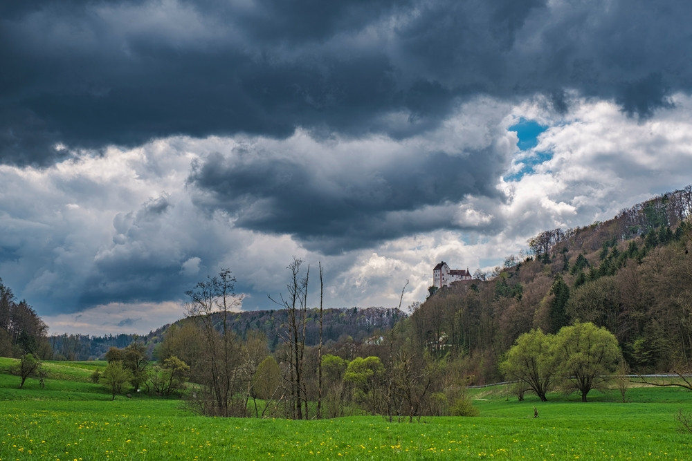 Campagne avec ciel nuageux