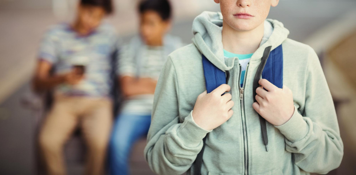 Un adolescent avec un pull