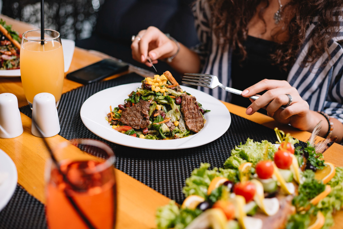 Une femme mange au restaurant