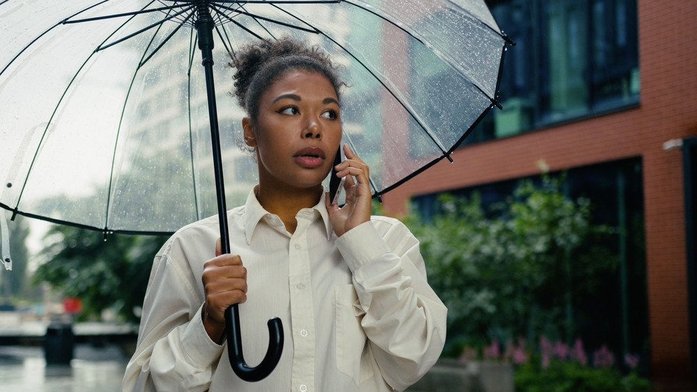 Une femme tient un parapluie