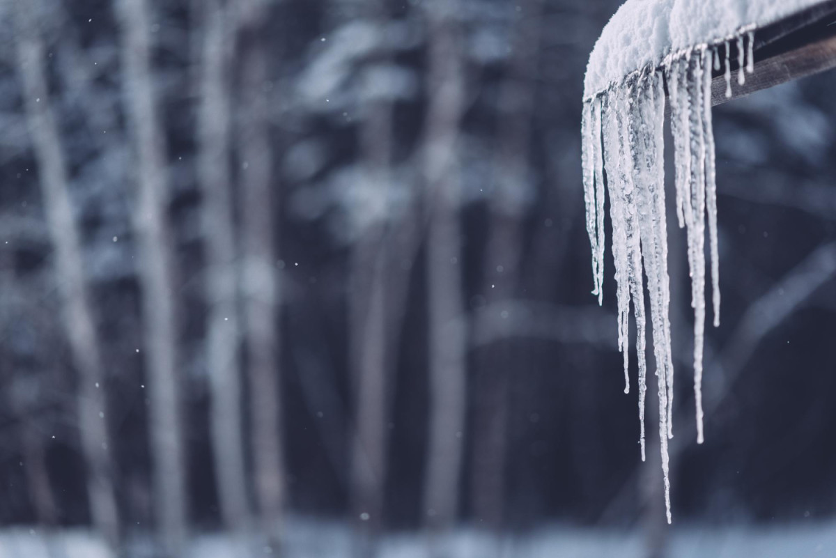 Des stalactites de glaces sur un toit