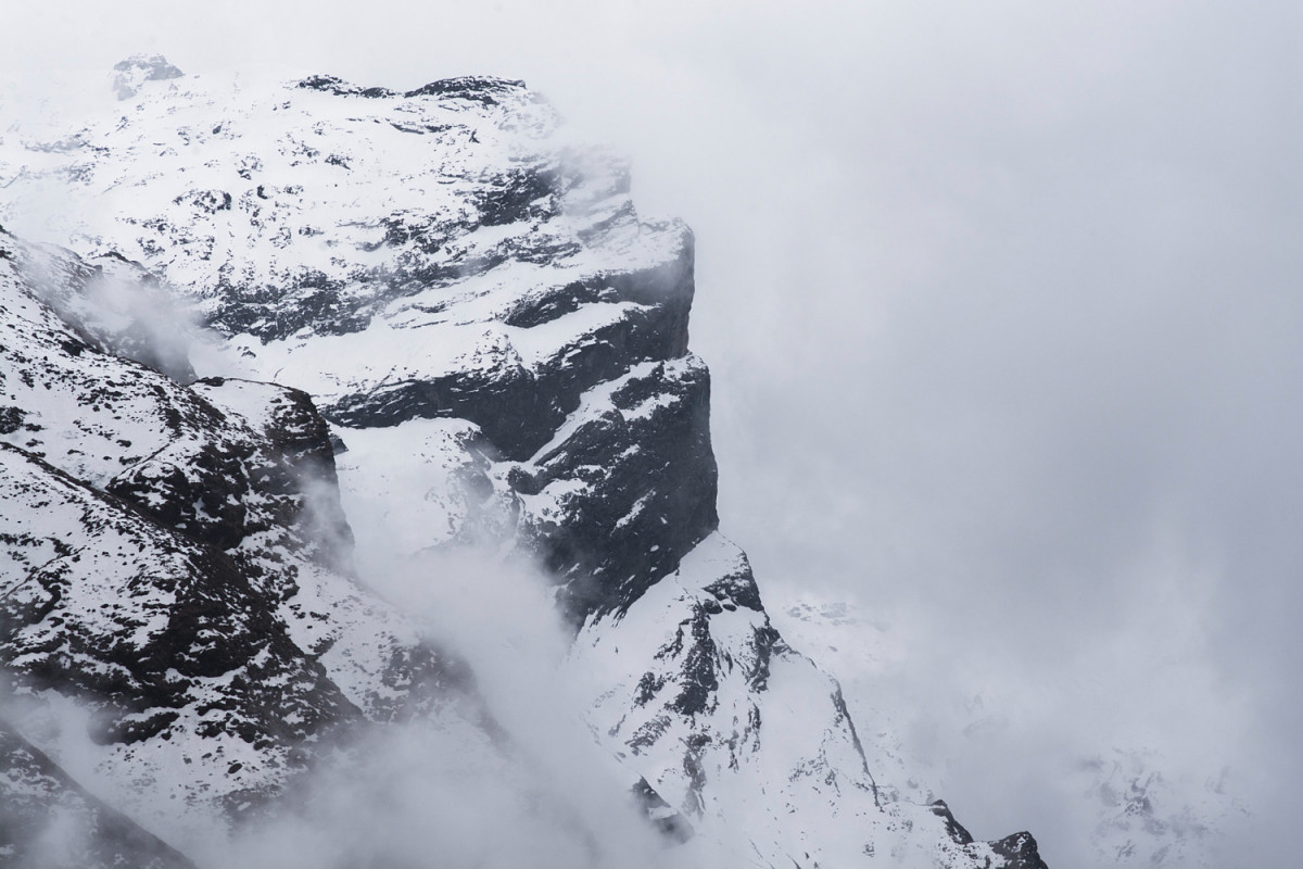 Montagne enneigée et nuageuse