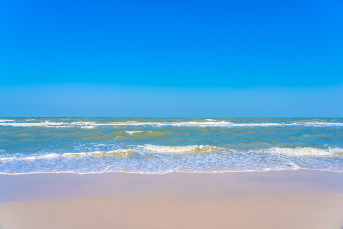 Plage avec un grand ciel bleu