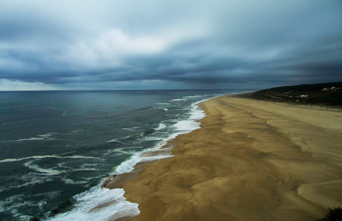 Plage sous la pluie
