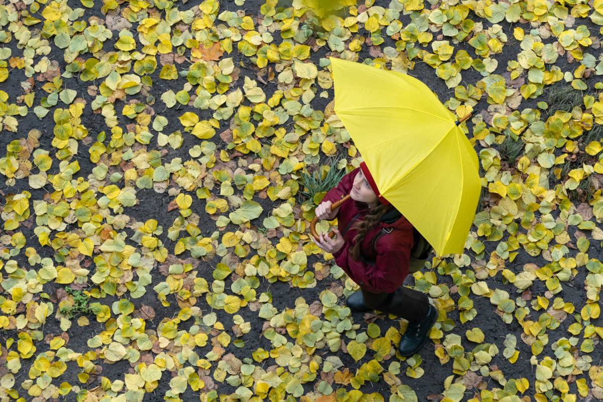 Une femme avec un parapluie
