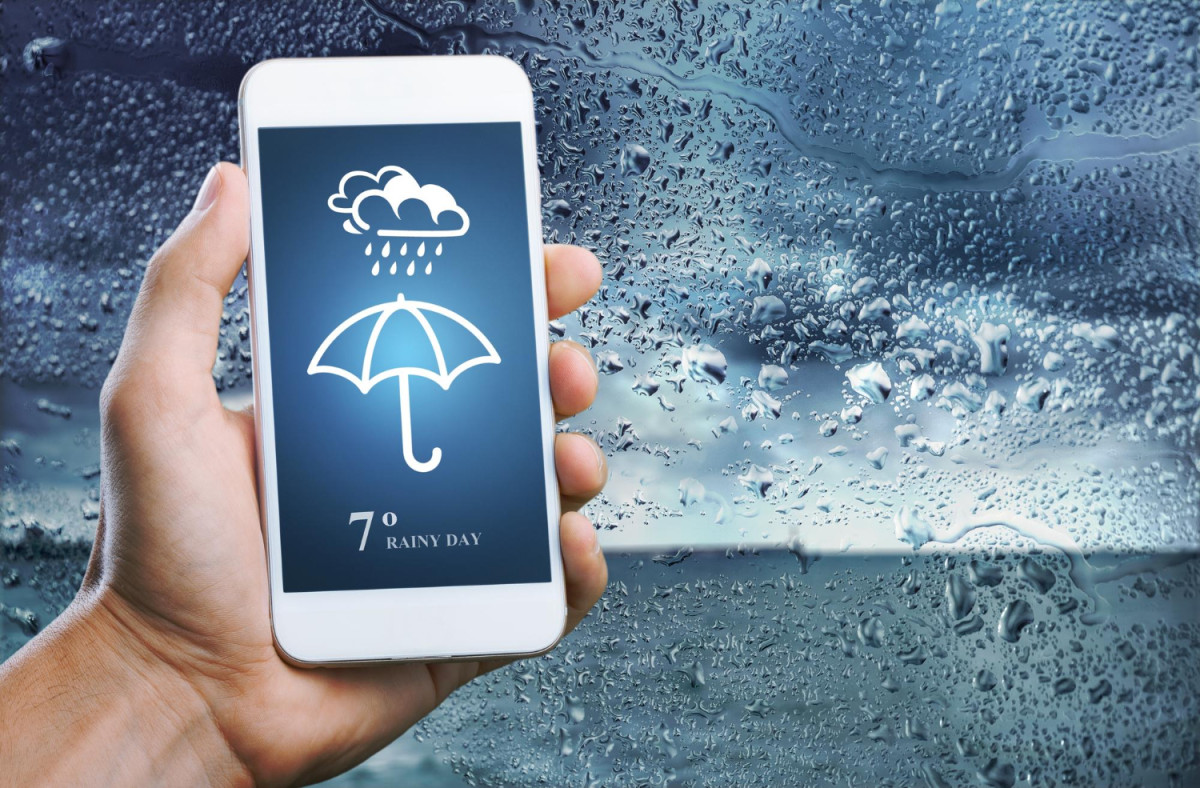 Un smartphone indique une alerte météo